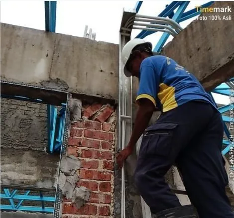 Pemasangan konduit elektrik di tapak Bandar Tiram 3