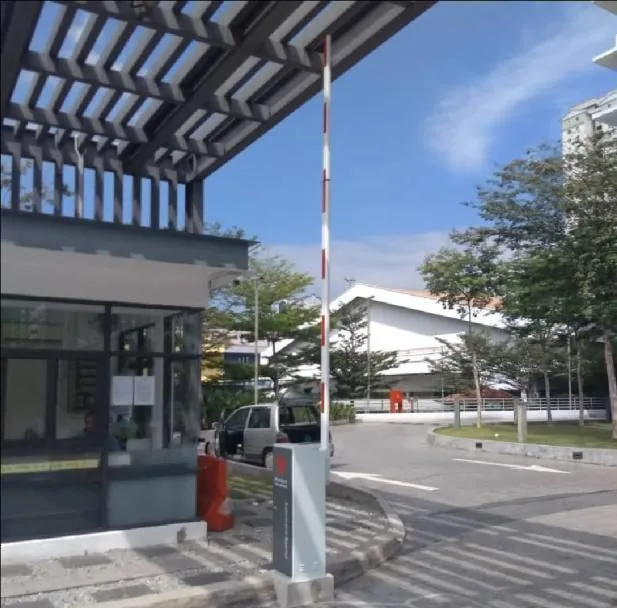 Sistem gerbang baris di pintu masuk premis