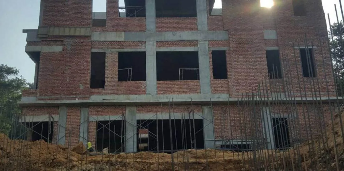 Rumah dua tingkat dalam pembinaan